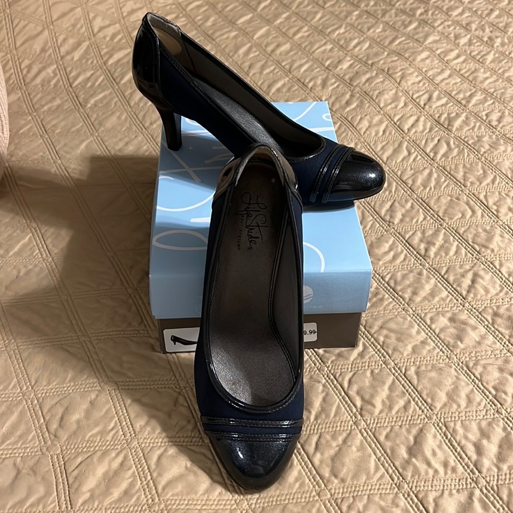LifeStride Petunia Navy Pumps.